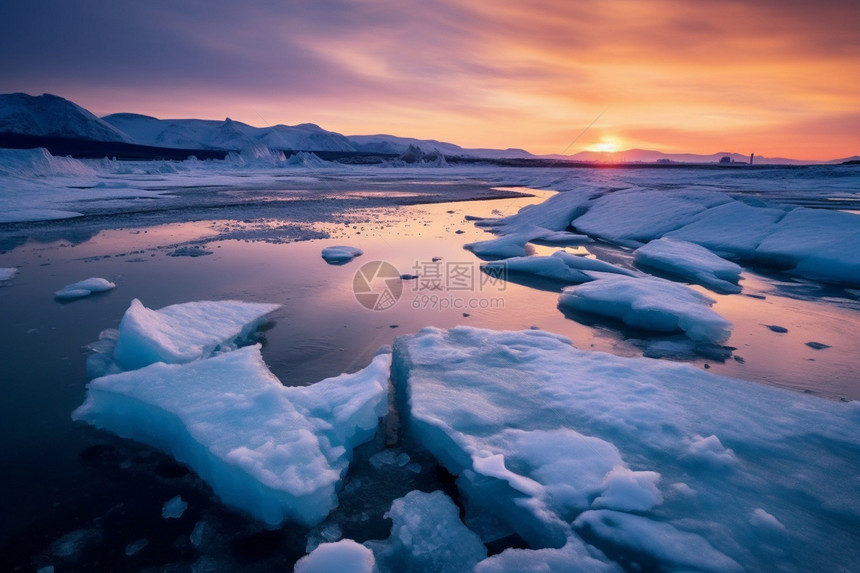 冬季日落时冰川的美丽景观图片