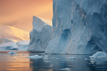 北极边缘阳光冰山漂流在无垠的海洋中背景