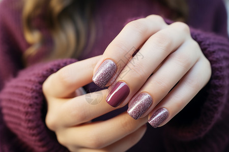 美甲广告紫色针织衫上精致的指甲背景