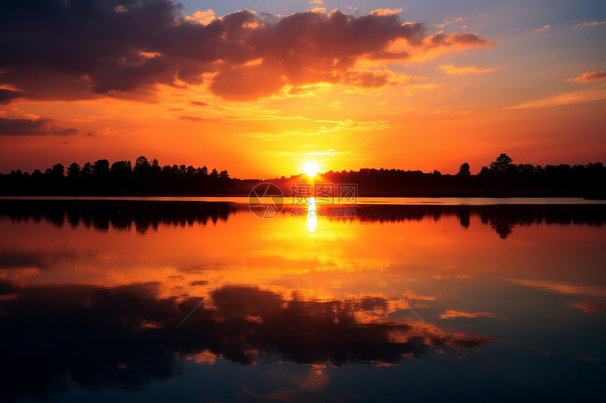 湖边的夕阳和天空中的云彩图片