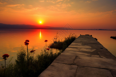 日出滇池的美丽景观图片