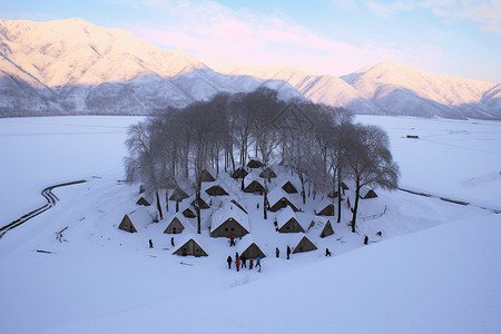 白雪皑皑的山间景观图片