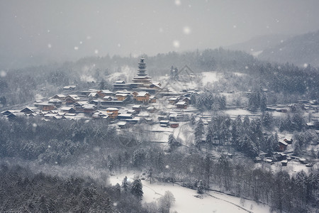 白雪覆盖的村庄景观图片