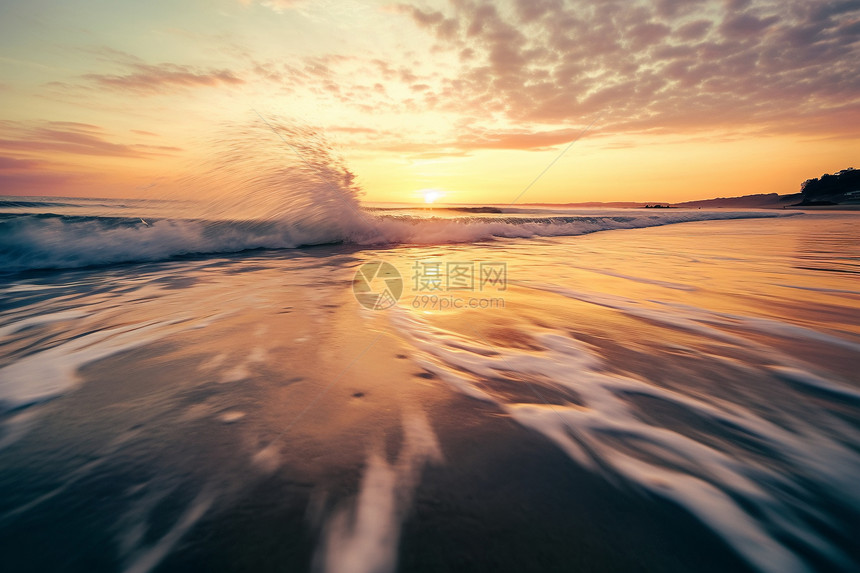 夏季日出海洋的美丽景观图片