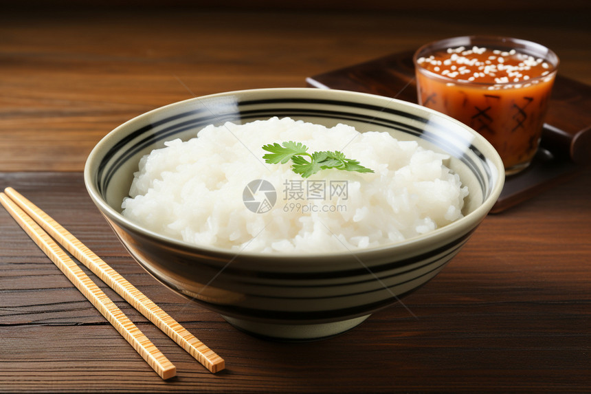 碗中的白米饭和边上的筷子图片