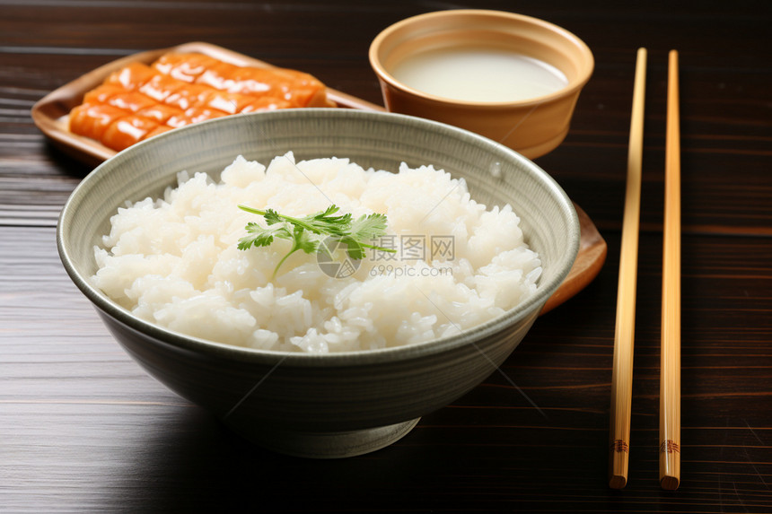 桌子上的米饭香肠图片