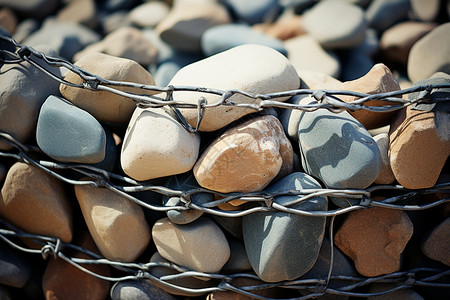 铁丝围绕在一堆石头之上高清图片
