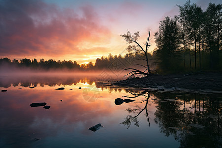 太阳升起时的湖泊图片