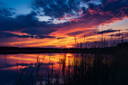 湖边的夕阳美景背景图片