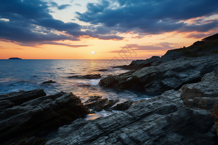 岸边石头上的夕阳图片