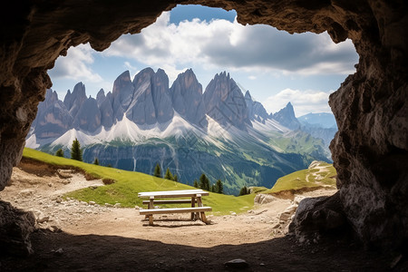 洞穴门口的石凳背景图片
