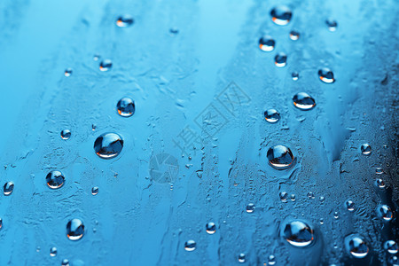 水滴在窗户上的特写背景图片