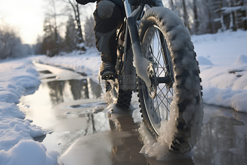 冰雪中的单车冒险图片