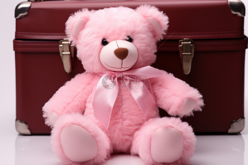 粉色泰迪熊与红色行李箱图片
