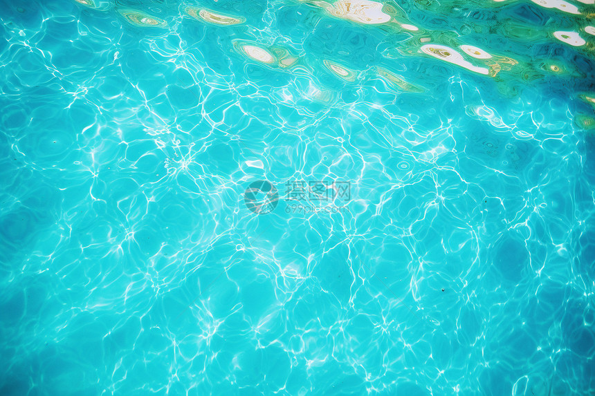 湛蓝的泳池图片