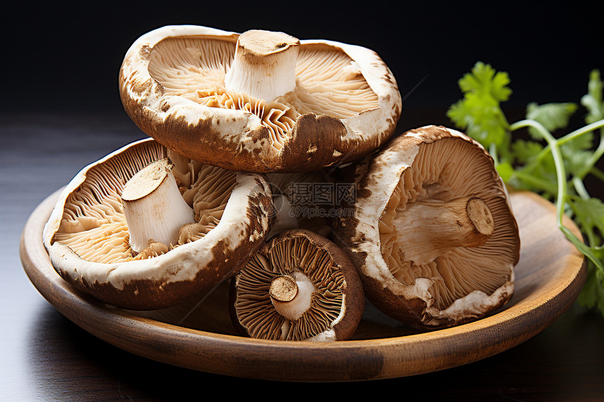 一盘蘑菇佳肴图片