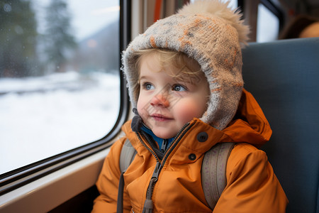 可爱的小男孩乘坐火车观赏风景图片