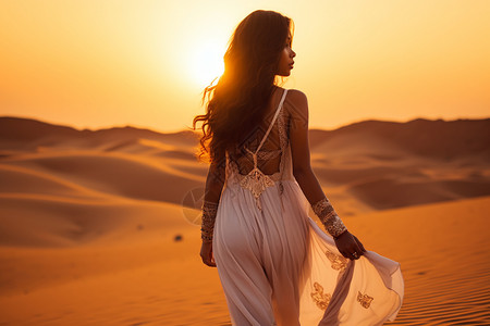 女子在沙漠中穿过沙丘图片