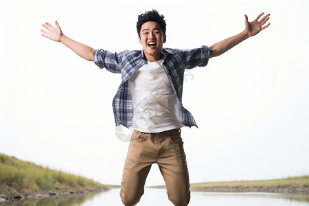 开心的亚洲男子在自由跳跃图片