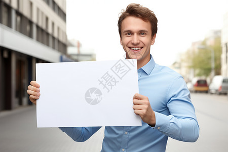 城市街头一个举着白牌子微笑的男人图片