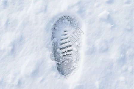 冬日雪地上的脚印图片