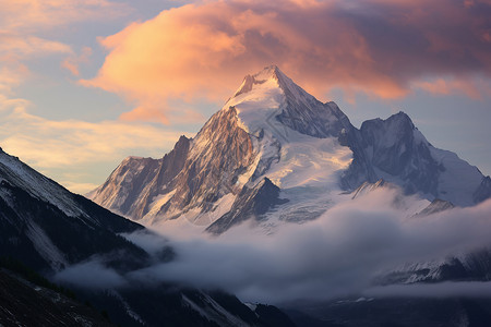 北湖雪雾薄雾云覆盖的山峰中的美丽色彩背景