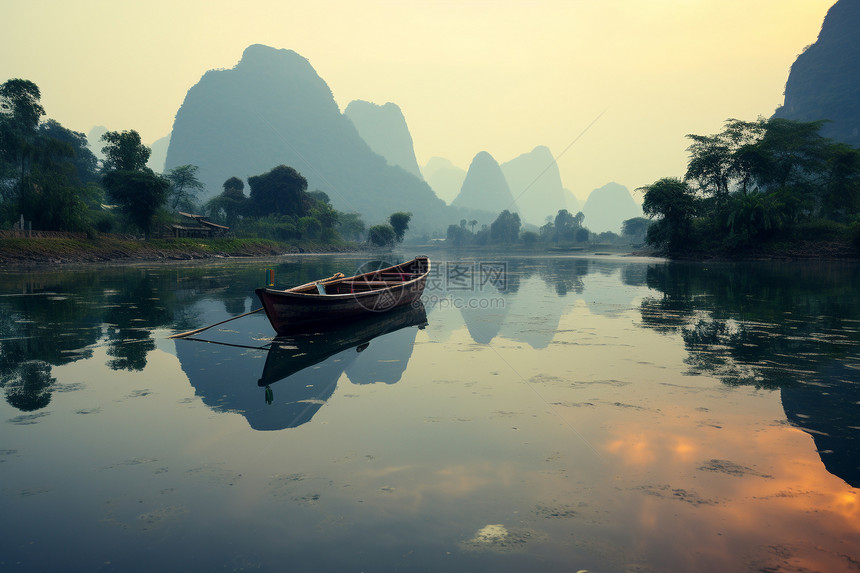 夕阳下的山水风景图片