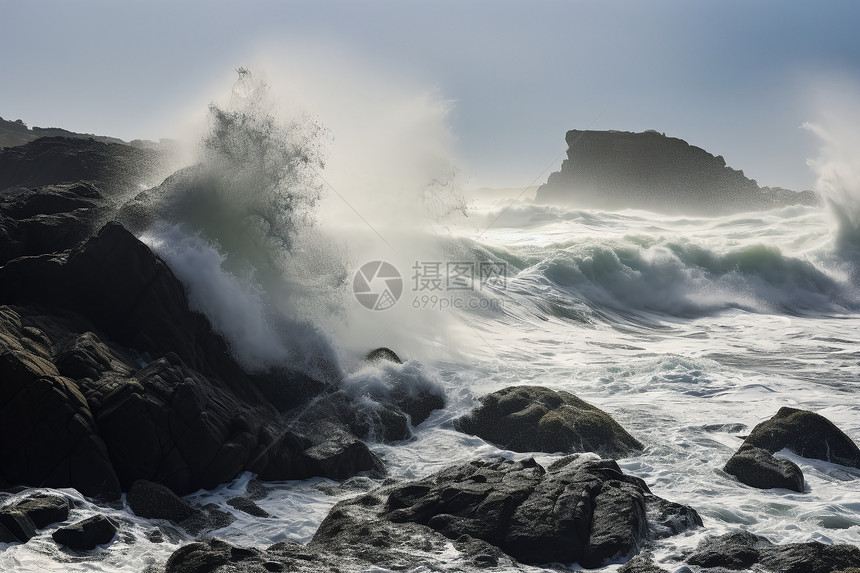 海浪冲击岸边岩石图片