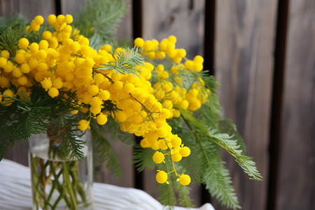 花瓶中美丽的黄色小花朵背景图片