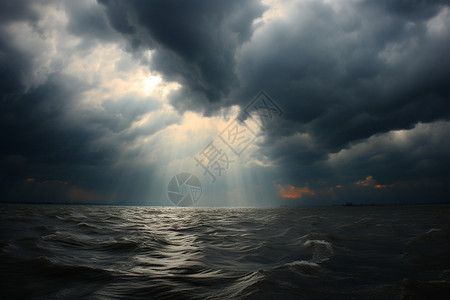 水天相连，阳光穿云，船影波间高清图片