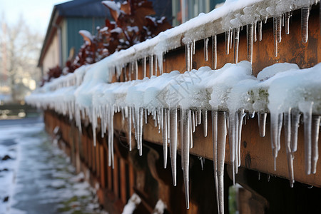 冬季室外护栏上的冰柱图片