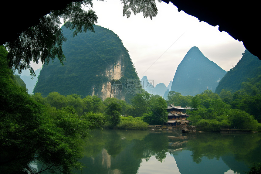 夏季茂盛的桂林山水景观图片