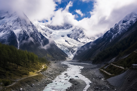 高山峻岭云雾缭绕的雪山景观背景图片