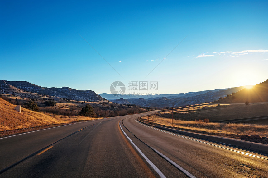 荒野中的交通公路图片