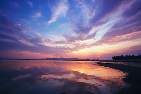 日出映照的湖面图片