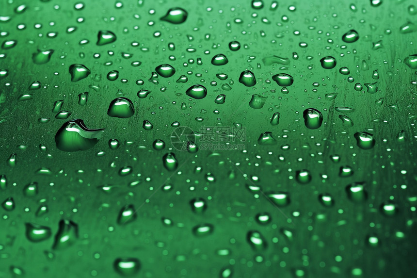 绿色玻璃上的雨滴图片