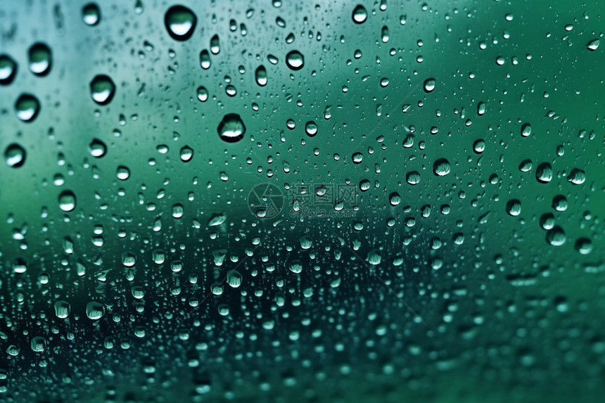 雨季绿色玻璃上的水滴图片