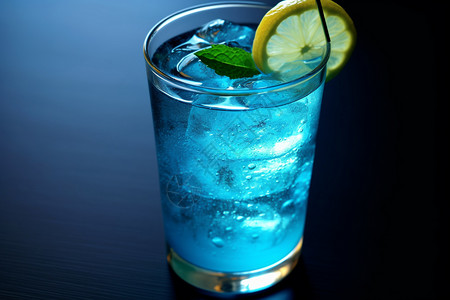 杯子中的蓝色饮品图片