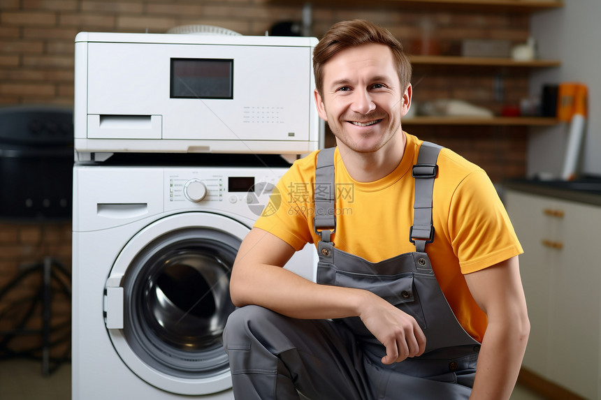 维修洗衣机的工人图片