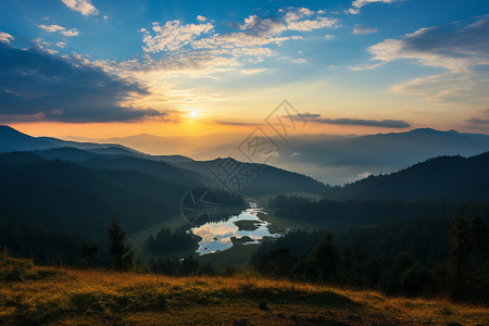 日落时的山脉和河流图片