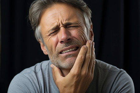 牙齿疼痛的男性图片