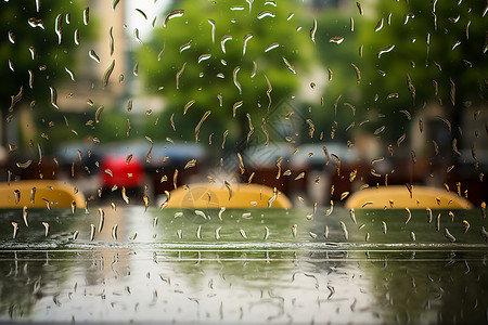 雨中玻璃上的水滴图片