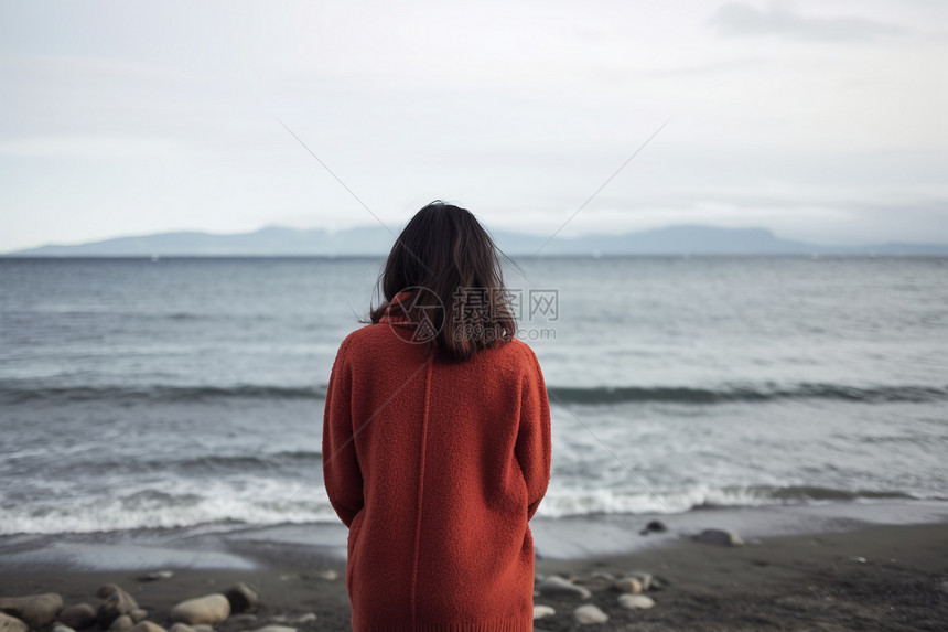 海岸边孤独的女孩图片