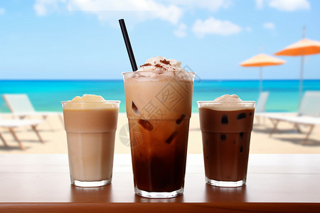 三种饮品摆放在海滩旁的桌子上图片