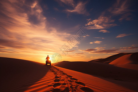 沙漠中驾驶摩托车的人图片