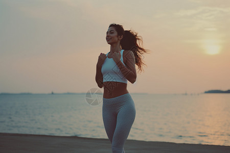 在海边晨跑的女性背景图片