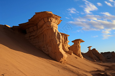 沙漠中的自然岩石图片