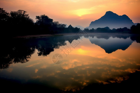 日落时的山水风景图片