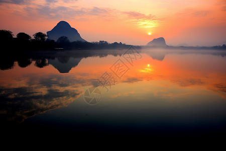 日出时的山脉和湖泊图片