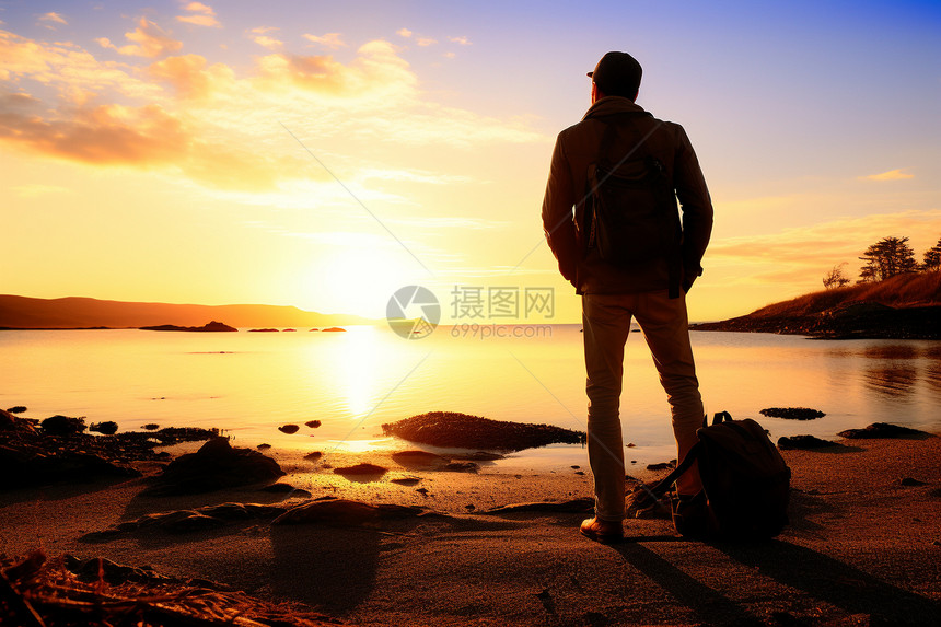 海边站立的男人图片